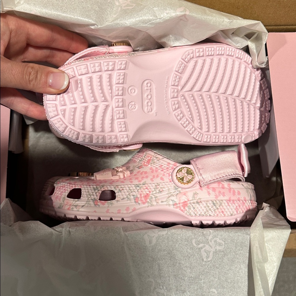 🎀CROCS Kids' x LoveShackFancy Bow Back Classic Clog PINK MILK with Charms🎀 - Picture 12 of 12